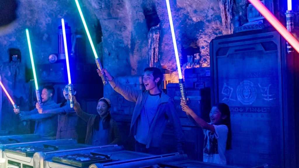 Savis Workshop arma laser star wars actividad extra disney Disneyland California